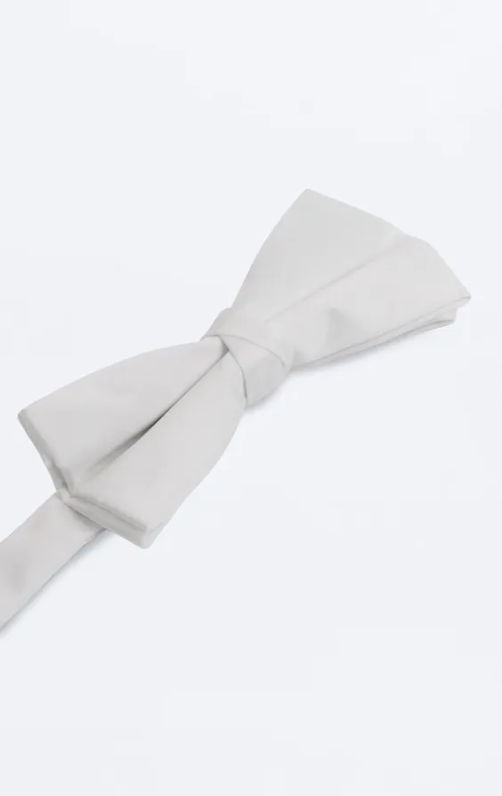 Ivory Bow Tie (Pre-Tied & Self-Tie) - photo 1 Ivory Bow Tie (Pre-Tied & Self-Tie) - photo 1